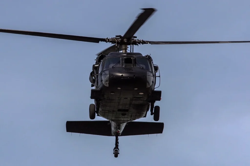 Czarny helikopter na niebie, ilustrujący szkolenie dotyczące JustCulture w ofercie szkoleń biznesowych OVSKA